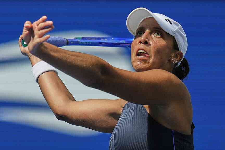Australian champ commits 89 errors, exits in 1st round