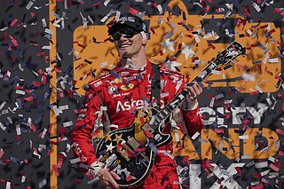 Two-time IndyCar champ Josef Newgarden avoids winless season