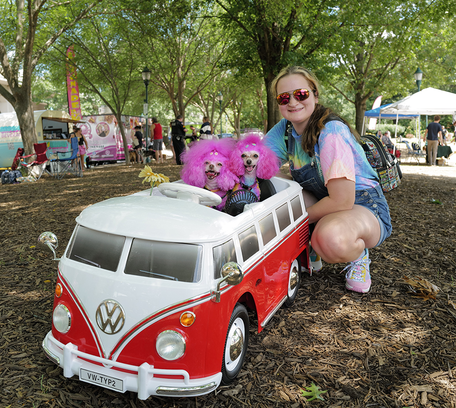 Photo by Mark Gilliland / Gigi, Dogee & Allie Oliver prepare for the costume contest.