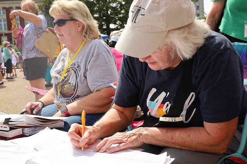 Voters’ rights advocacy group gathers signatures for ballot initiative ...