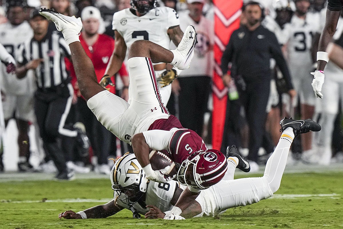 College football roundup: Vanderbilt 3-0 after taking down South Carolina