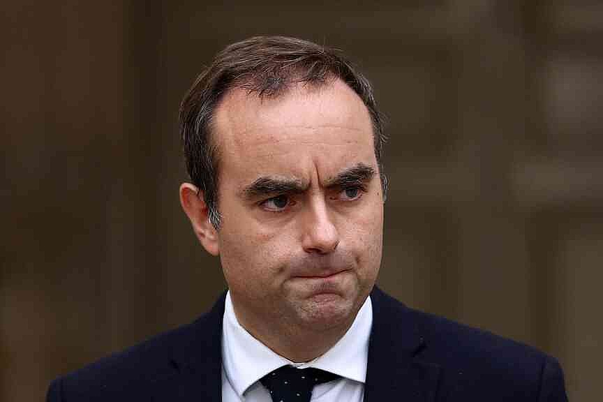 France’s premier quits, plunging the country into more political chaos