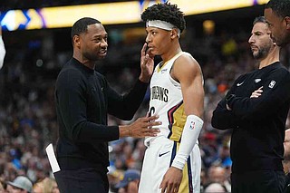 New Orleans Pelicans head coach Willie Green, left, confers with guard ...