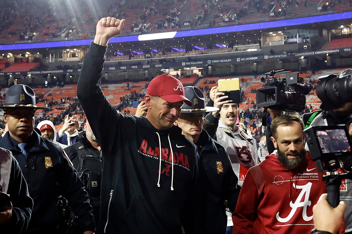 Alabama beats Auburn with late TD for Iron Bowl win, SEC title shot