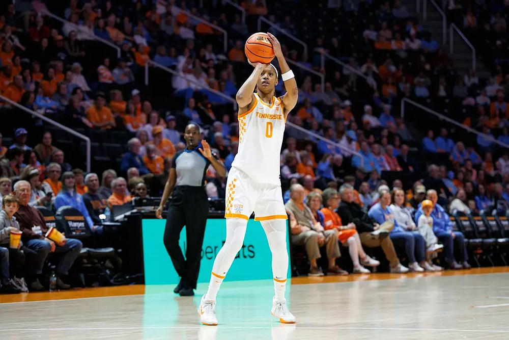 ウィンブルドン2001年　コールポート　フィギュリン　Winning Lady World Champs Women's Vault — The Meet's First Shared Gold - Track