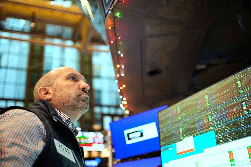US stocks rise at start of holiday-shortened week