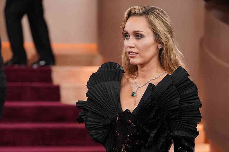 Celebrities embrace black, old Hollywood glamour for Golden Globes red carpet | Jefferson City News Tribune Celebrities embrace black, old Hollywood glamour for Golden Globes red carpet | Jefferson City News Tribune