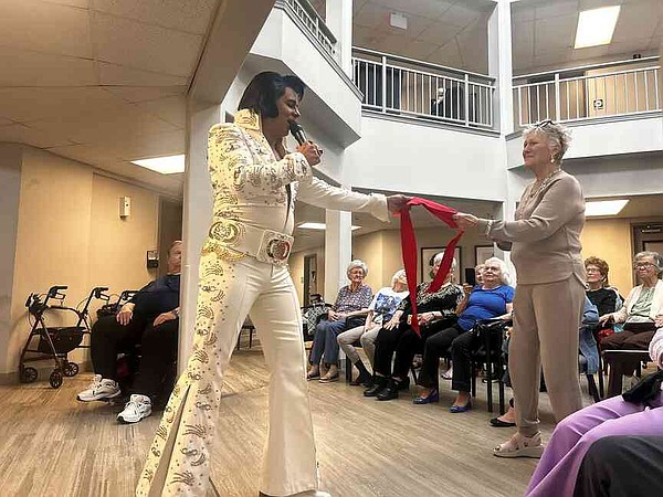 Elvis” gets fans all shook up during concert at Texarkana