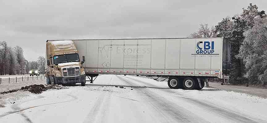 UPDATE | Eastbound traffic on Interstate 30 blocked past New Boston