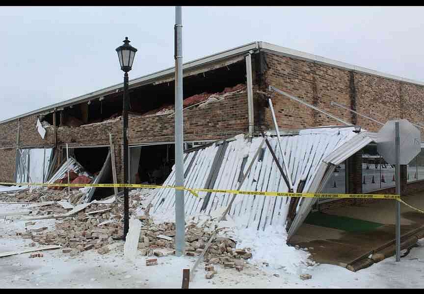 De Queen, Arkansas Salvation Army store collapses due to ice and sleet