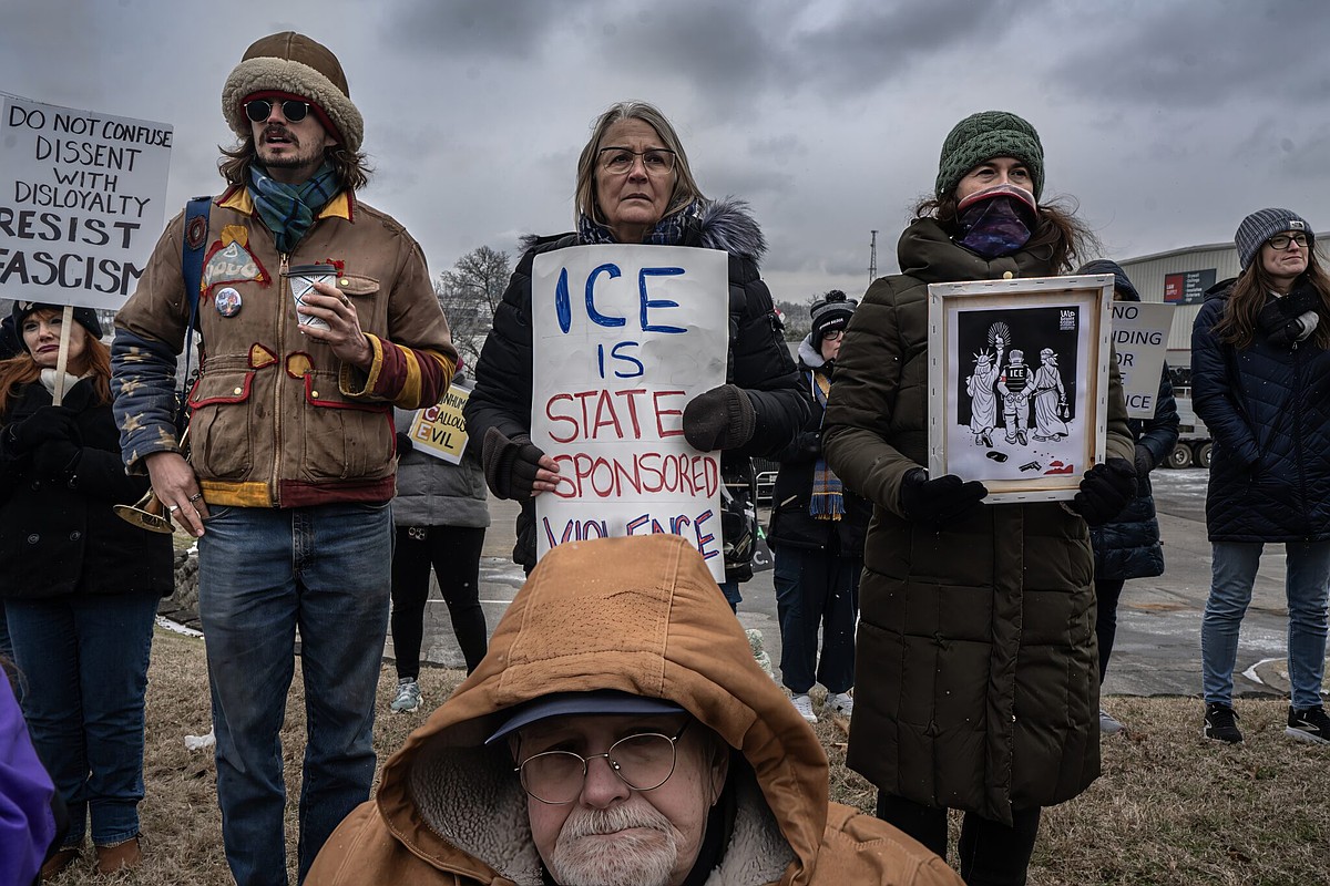 Nashville faith groups host vigil outside Homeland Security office