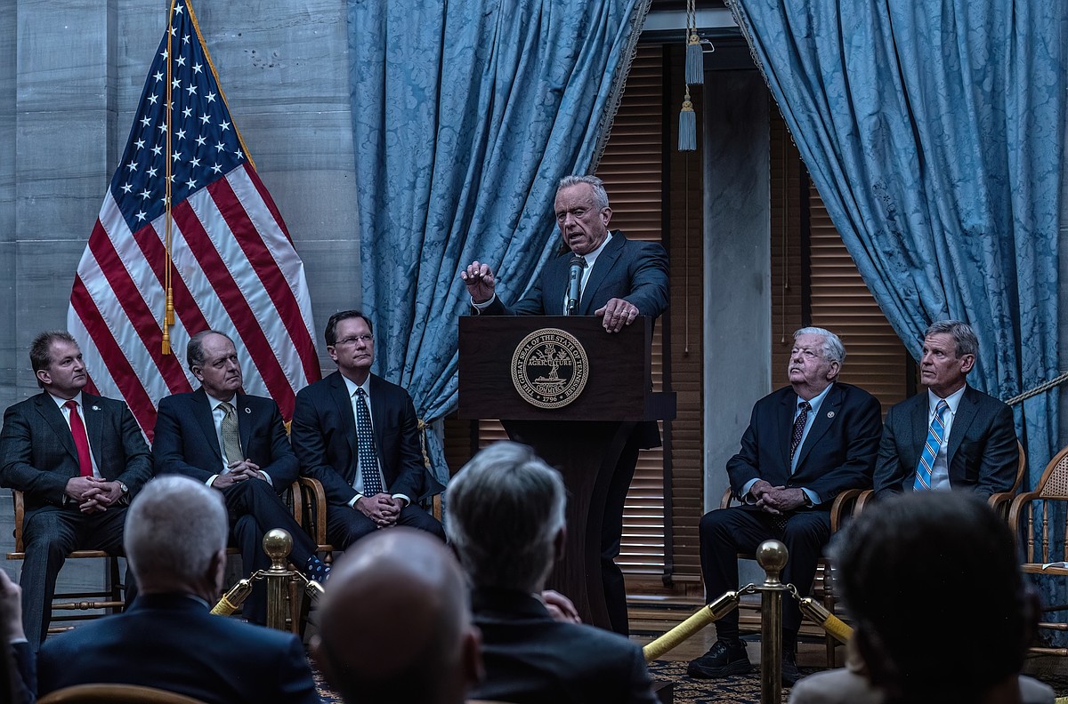 U.S. health secretary visits Nashville, backs vaccination ‘freedom of choice’