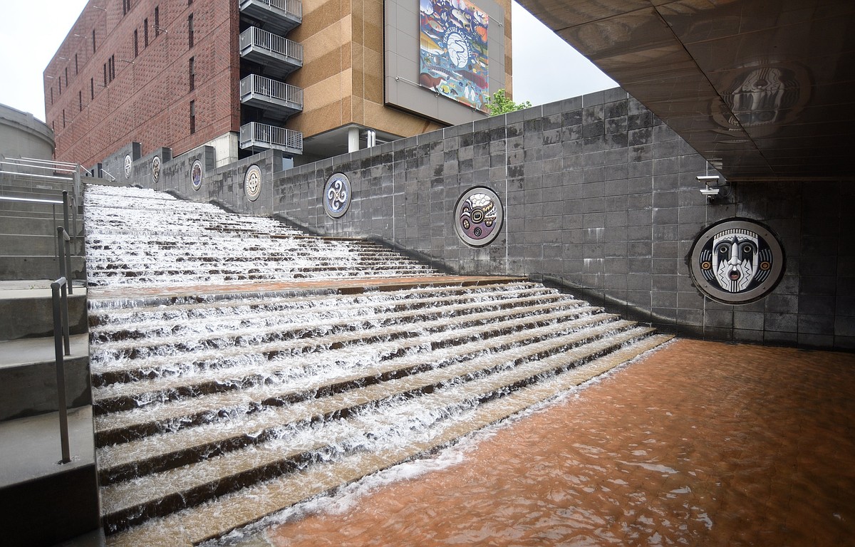 Aquarium crane operation to temporarily close Market Street Bridge sidewalk, access to The Passage