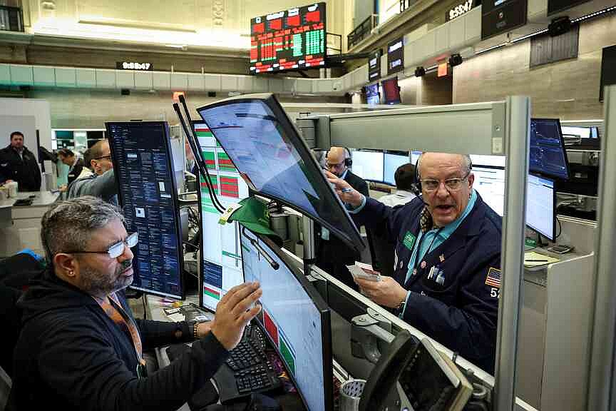 US stocks close down as oil spikes 12 percent, job market weakens