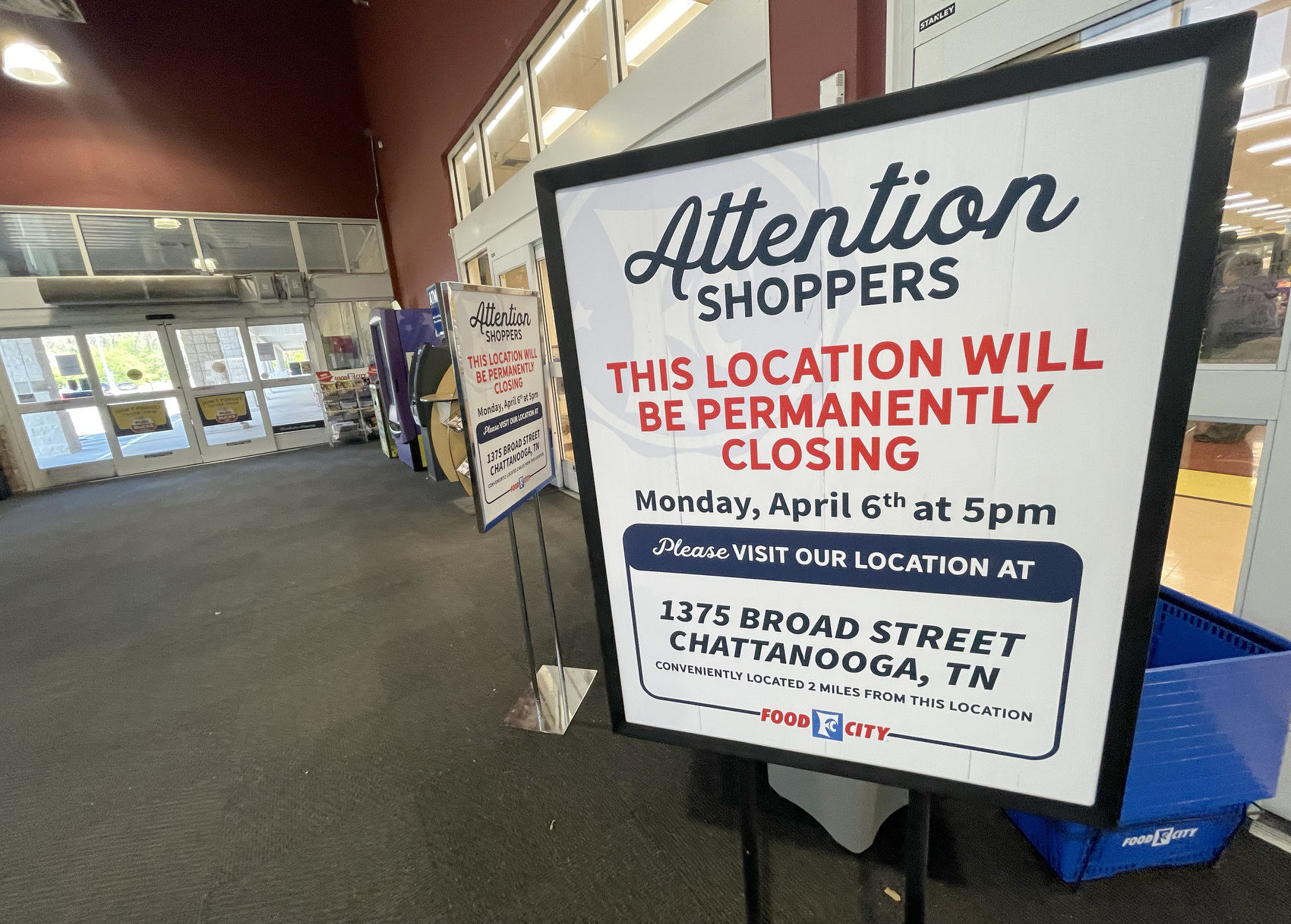 Staff photo by Matt Hamilton/ Signs inside the entrance of the St. Elmo Food City informs shoppers of the upcoming closing date.