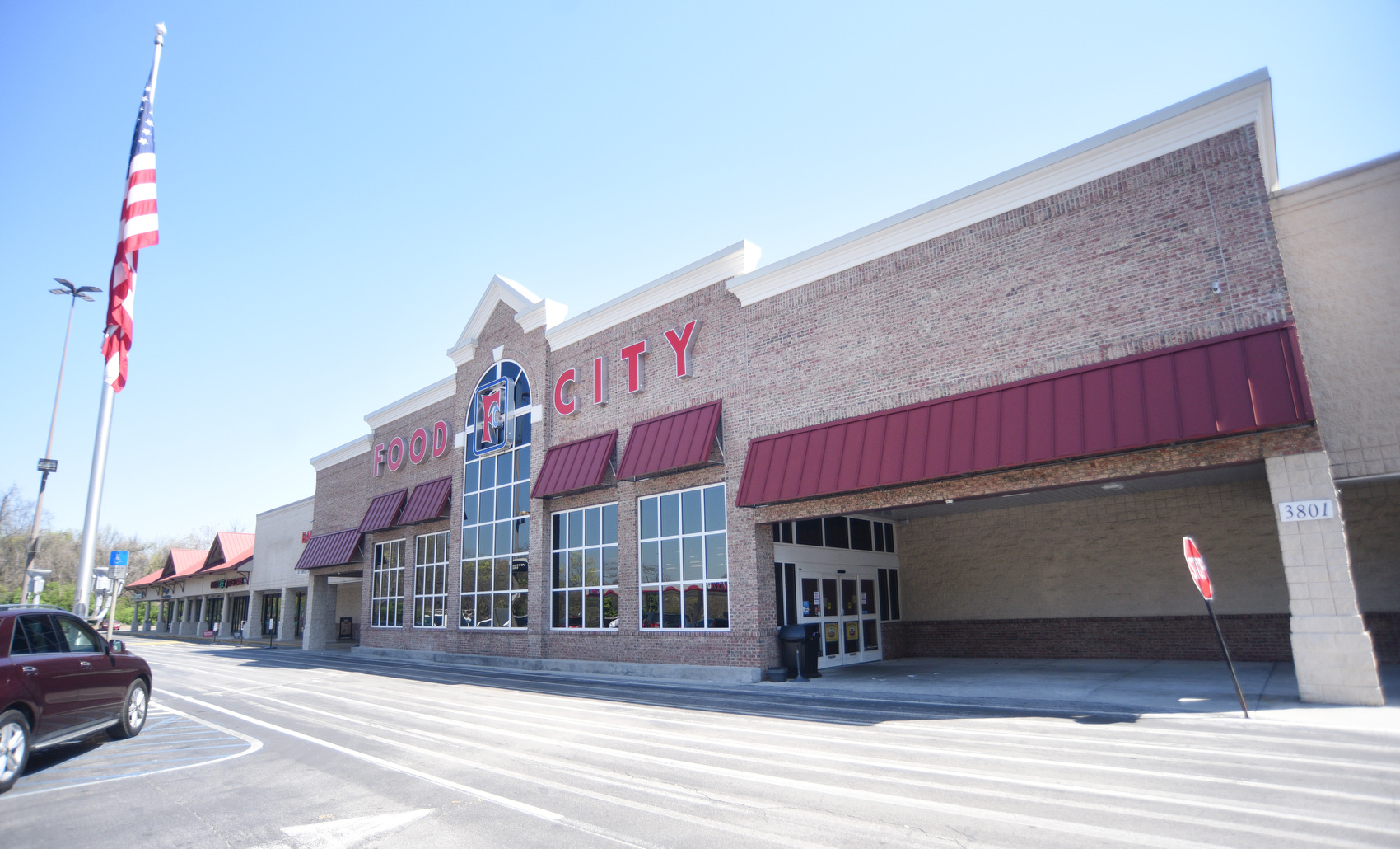 Staff photo by Matt Hamilton/ The St. Elmo Food City is seen on Thursday.