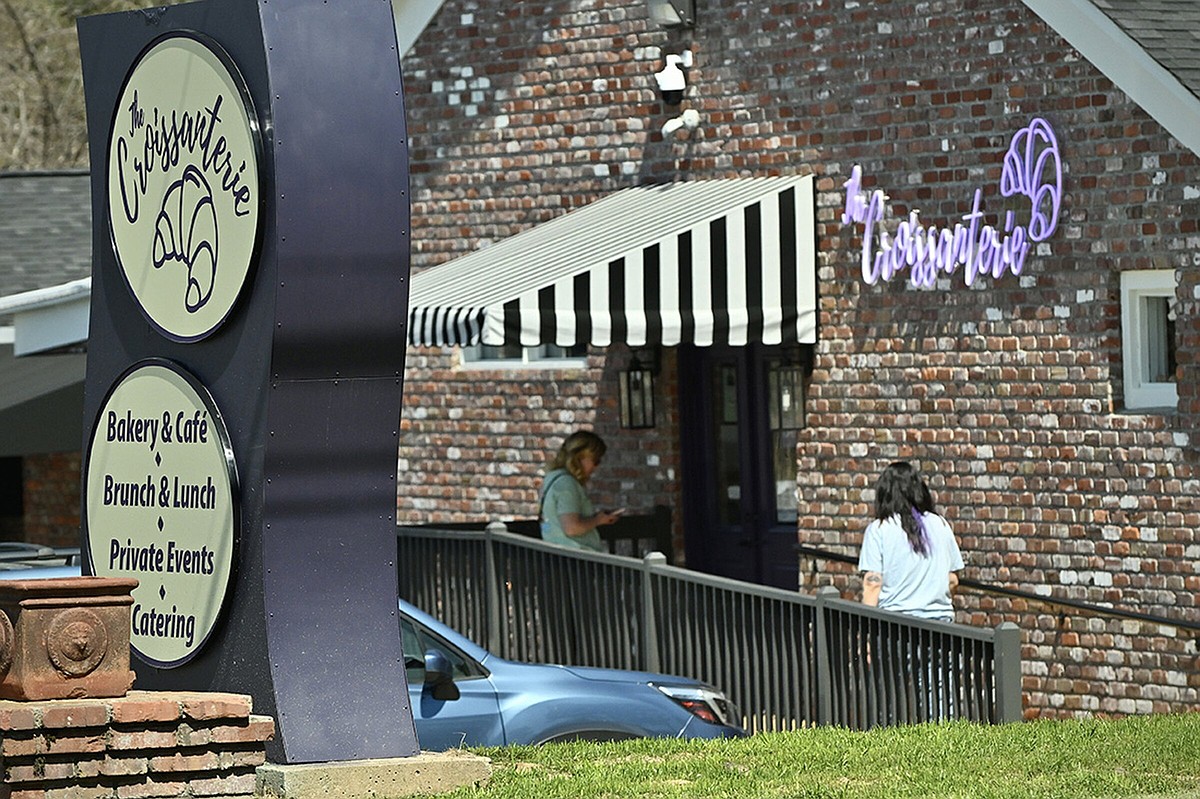 West Little Rock restaurant says staff asked Sanders to leave because workers, guests were made 'uncomfortable'