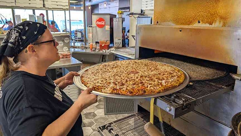 Professional eaters take on West Main Pizza challenge | Jefferson