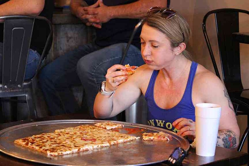 Professional eaters take on West Main Pizza challenge | Jefferson