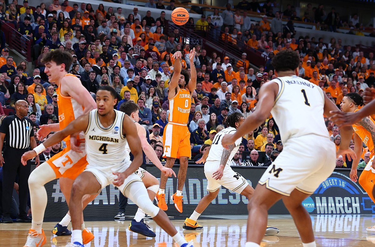Michigan denies Final Four for Vols; Barnes announces return