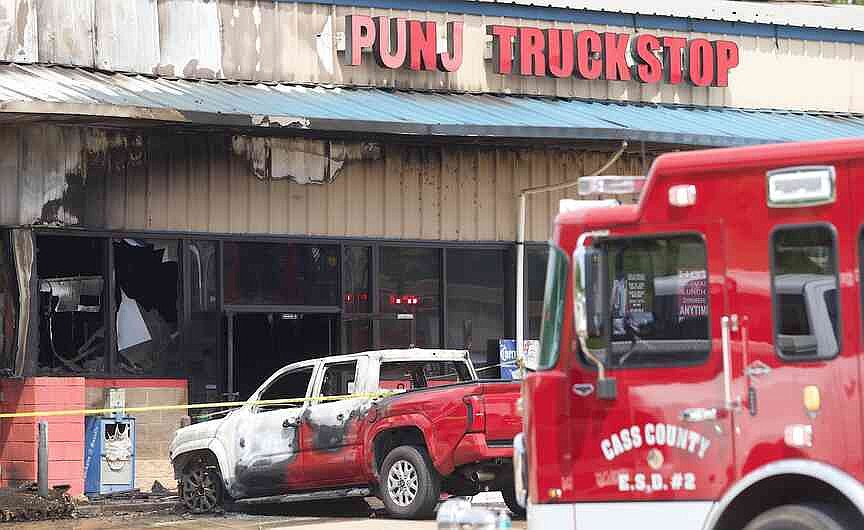 Dos cadáveres encontrados tras un incendio en una parada de camiones y restaurante en Queen City, Texas