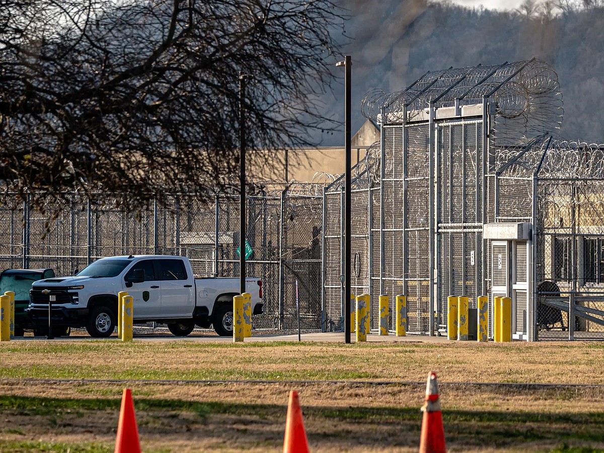 Exonerees and advocates call for DNA testing before Tennessee executes Tony Carruthers