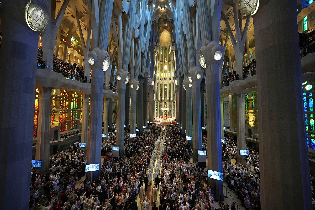 Pope honors Barcelona's Sagrada Familia as masterpiece of stone, color and light on Gaudí centenary
