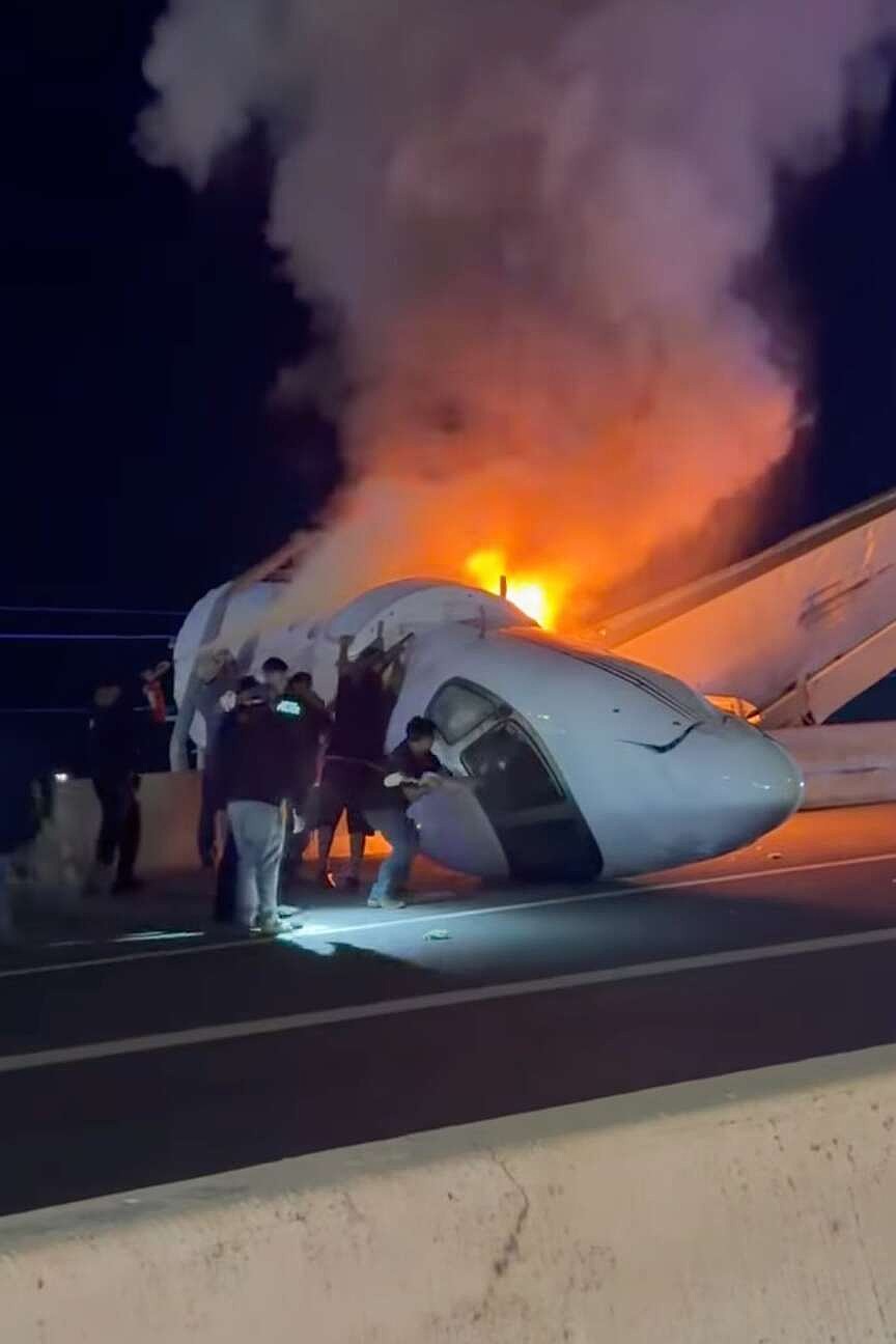 One killed when small plane crashes on Texas highway. People leave vehicles to try to help