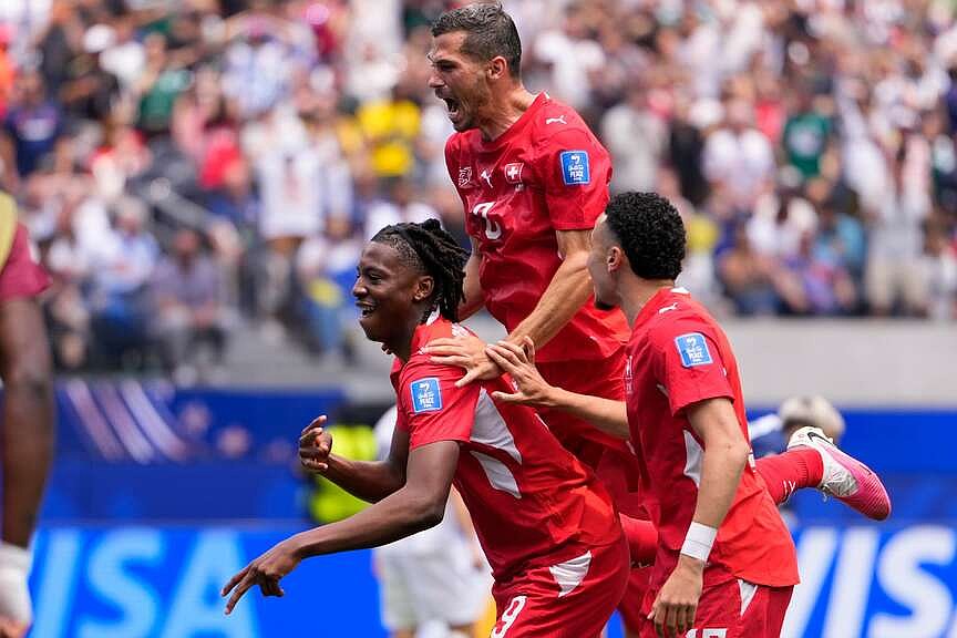 Switzerland coach uses hydration break to spark late goal barrage in 4-1 World Cup win over Bosnia