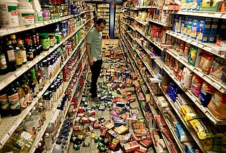 地震だ! Rural area in Northern California jolted by its biggest quake