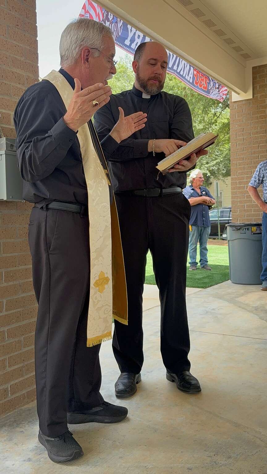 La iglesia católica de San Eduardo, en Texarkana, Arkansas, celebra una ceremonia de bendición para su nuevo centro de asistencia social
