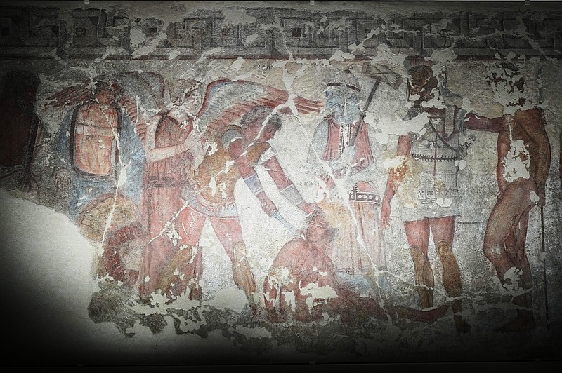 "تضحية سجناء طروادة"، لوحة جدارية يعود تاريخها إلى 330-310 قبل الميلاد، معروضة في إعادة بناء قبر فرانسوا، وهو قبر إتروسكاني، في متحف فيلا جوليا الإتروسكاني في روما، الثلاثاء، 30 يونيو، 2026. (AP Photo/Alessandra Tarantino)