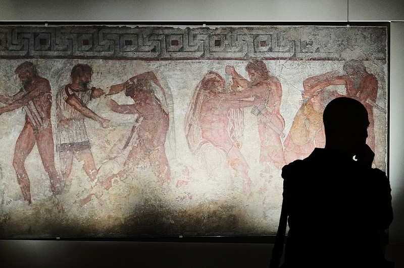 "ماستارنا (الملك المستقبلي سيرفيوس توليوس) ينقذ كايليوس فيبينا" لوحة جدارية يعود تاريخها إلى 330-310 قبل الميلاد، معروضة في إعادة بناء مقبرة فرانسيس، مقبرة إتروسكانية، في متحف فيلا جوليا الإتروسكاني في روما، الثلاثاء، 30 يونيو، 2026. (AP Photo/Alessandra Tarantino)