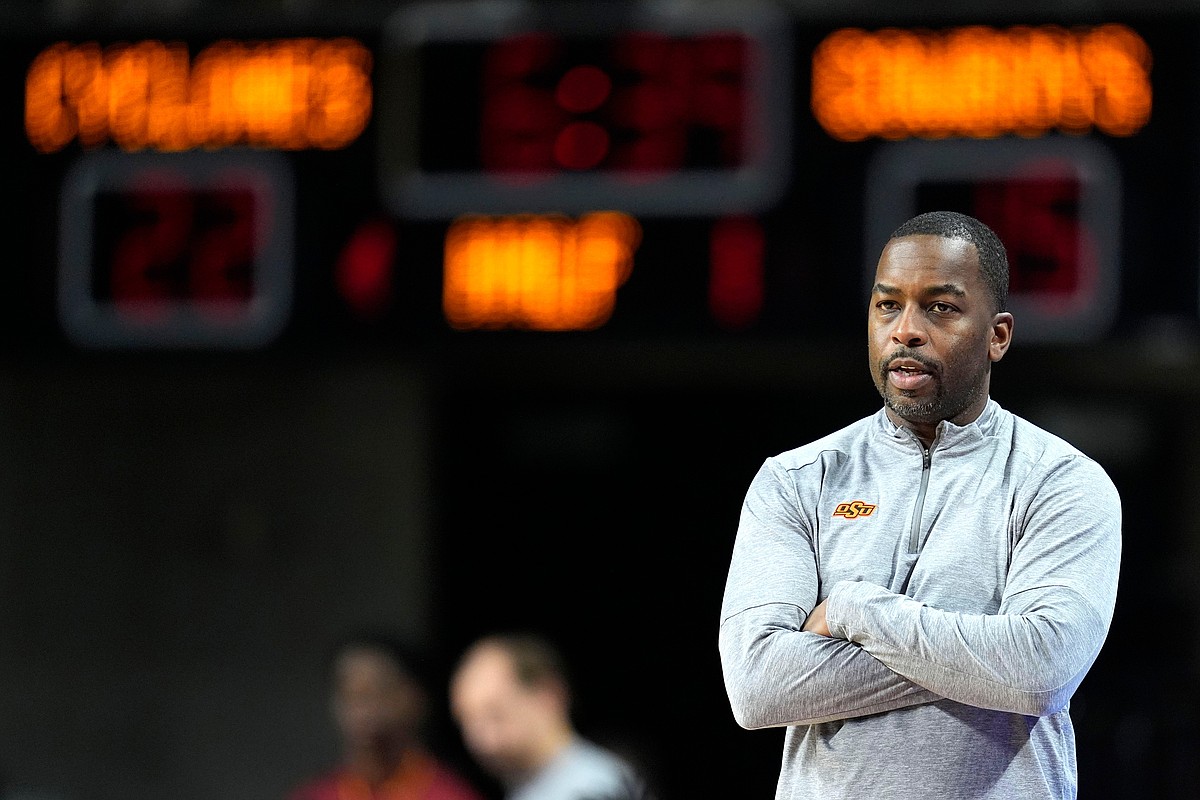 Michigan removes interim tag for men’s basketball coach Mike Boynton