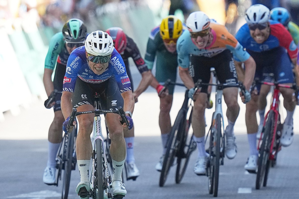 Jasper Philipsen wins stage 17 of Tour de France, Tadej Pogačar protects lead