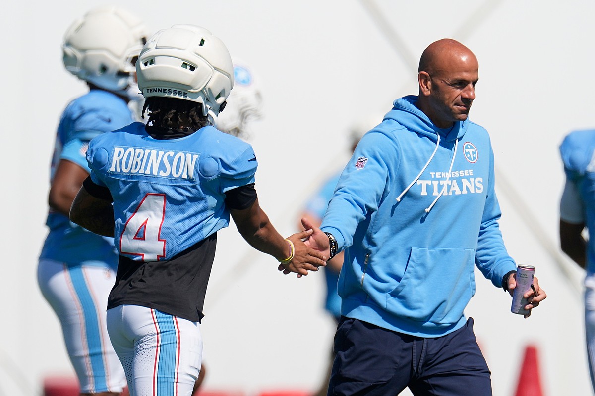 Titans receiver shaken up on hard hit during joint practice with Bears