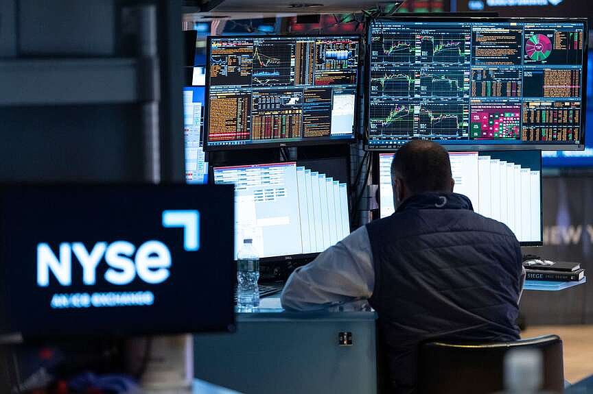 US markets weighed down by extended sell - off in the tech sector
