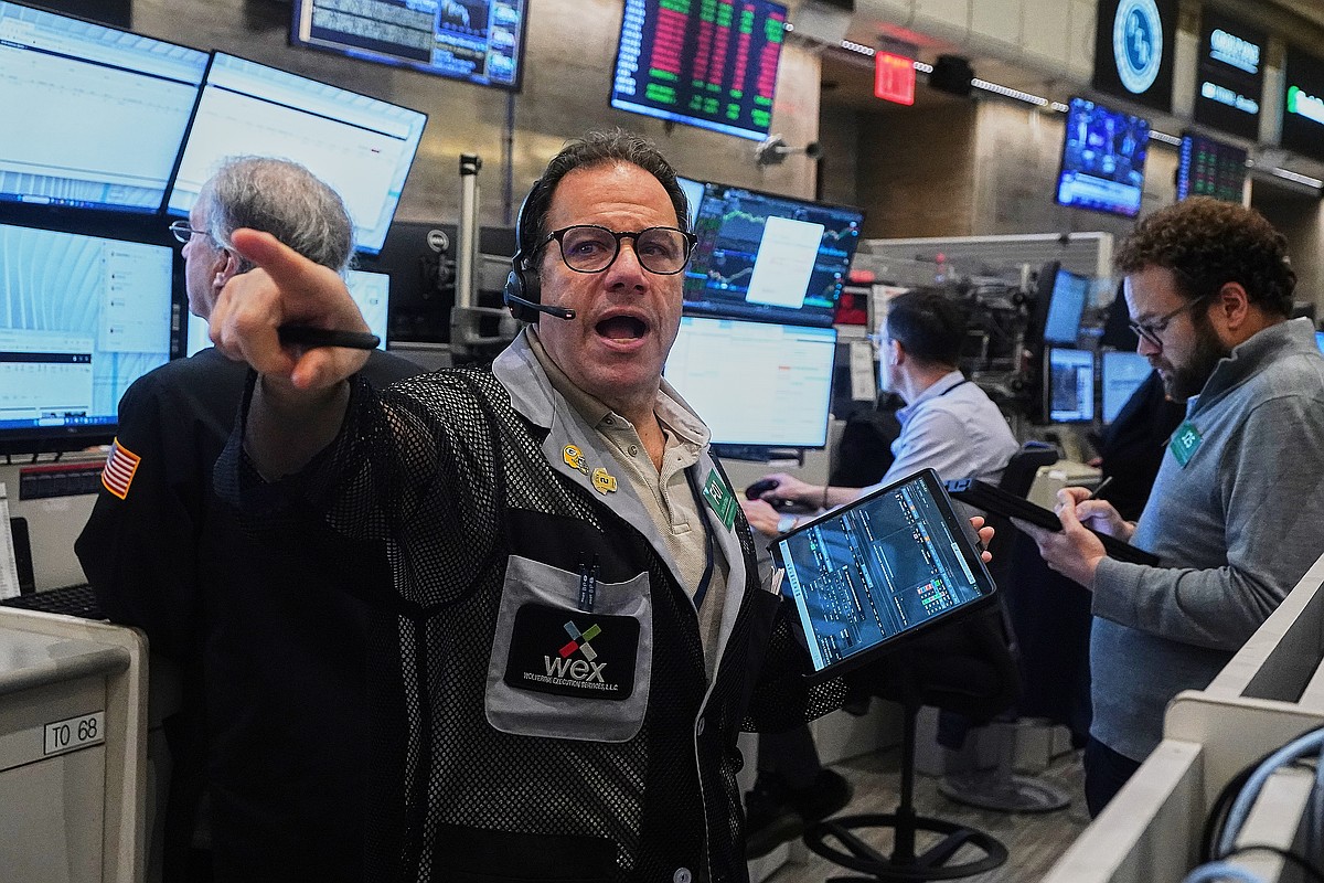 Sharp drops for AI stocks overwhelm markets worldwide as oil prices ...