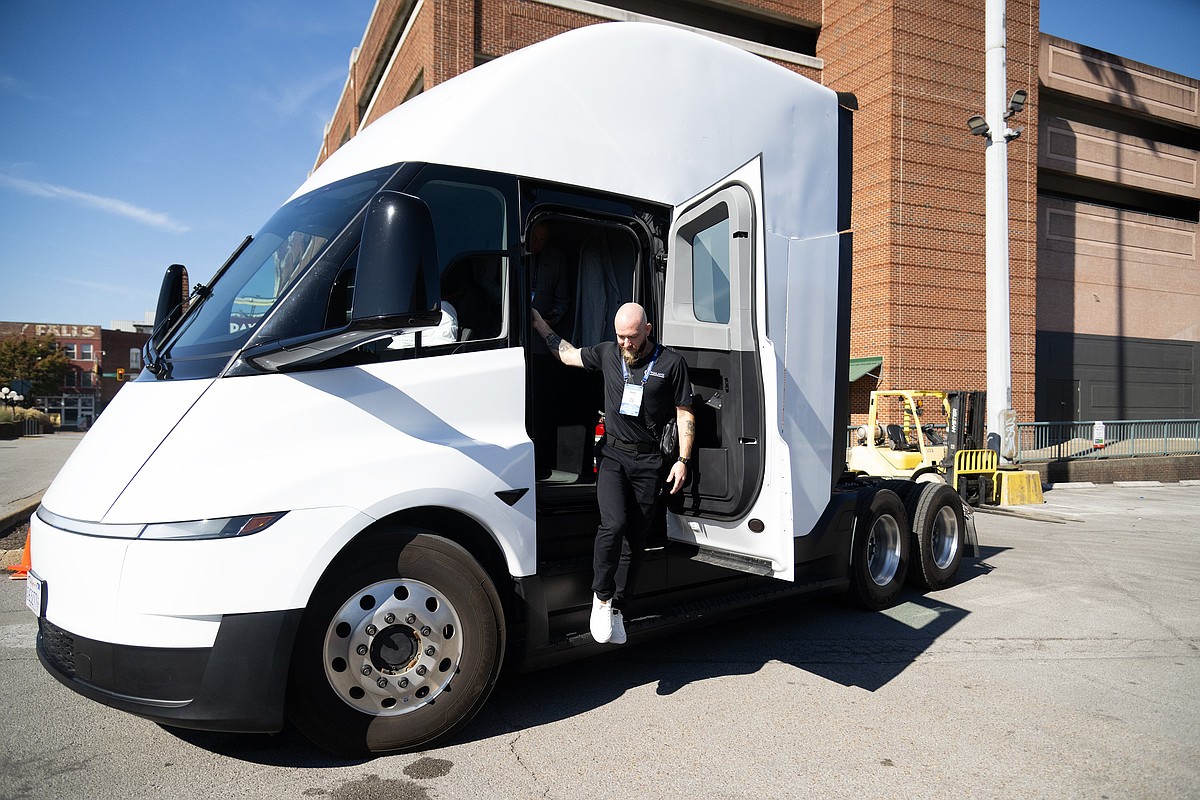 Tesla Semi turns freight industry heads in Chattanooga