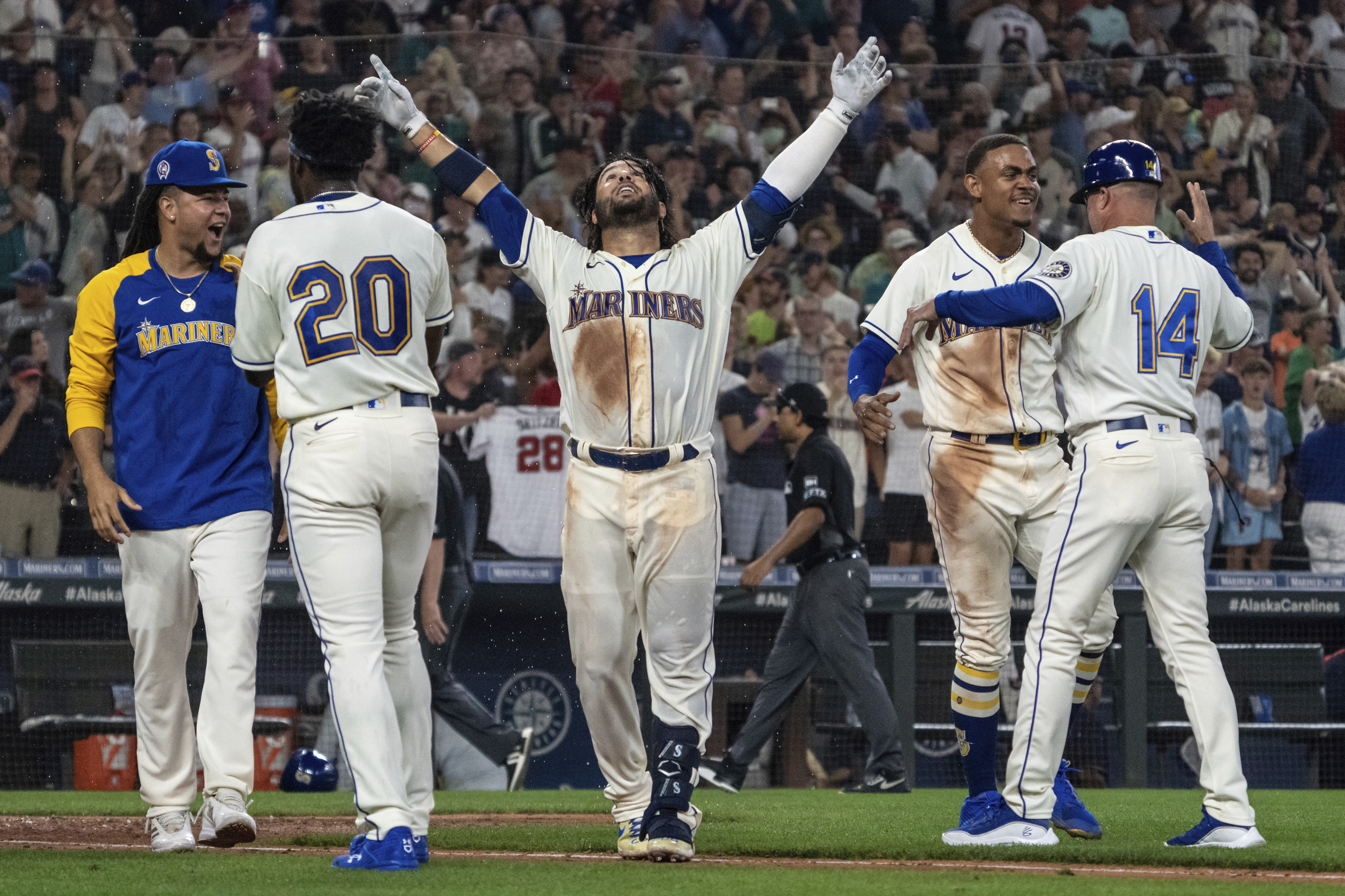 Mariners clinch first postseason berth since 2001 on walkoff home run