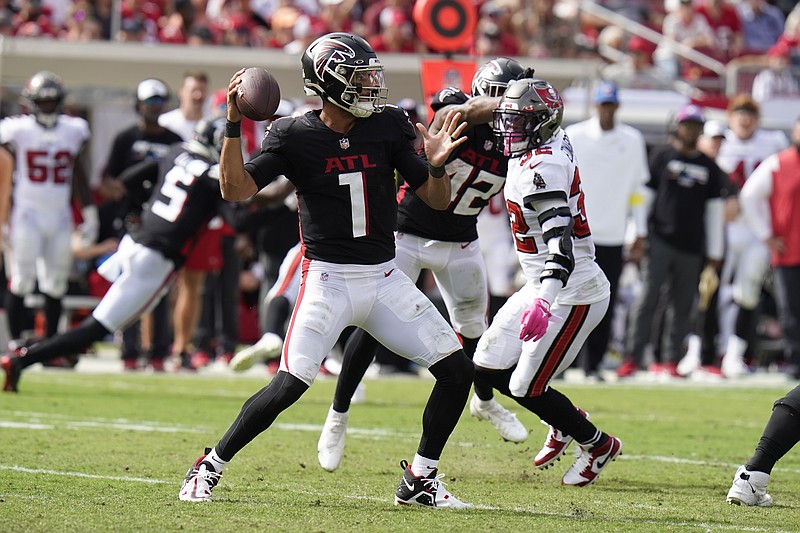 Mariota doing just enough to keep Falcons in first place