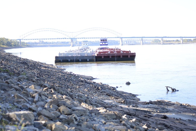 A barge navigates the historically low Mississippi River at Memphis. (Photo: Dulce Torres Guzman)