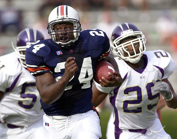 Ex-Tampa Bay Bucs back Cadillac Williams helping Auburn Tigers' run game