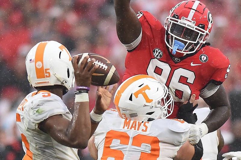 Staff photo by Matt Hamilton / Georgia defensive lineman Zion Logue blocks the view of Tennessee quarterback Hendon Hooker during last Saturday’s 27-13 win by the Bulldogs in Sanford Stadium.