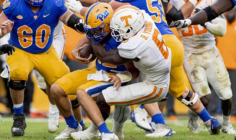 PITTSBURGH, PA - September 10, 2022 - Defensive lineman/Linebacker Byron Young #6 of the Tennessee Volunteers during the game between the Pittsburgh Panthers and the Tennessee Volunteers at Acrisure Stadium in Pittsburgh, PA. Photo By Andrew Ferguson/Tennessee Athletics