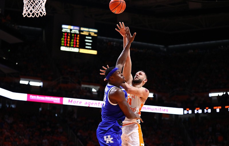 Tennessee Athletics photo / Tennessee’s Uros Plavsic, right, scored a career-high 19 points and battled Kentucky’s Oscar Tshiebwe, left, for much of Saturday’s Southeastern Conference basketball game inside Thompson-Boling Arena, but Tshiebwe’s 15 points and 13 rebounds helped the Wildcats pull off the 63-56 upset.