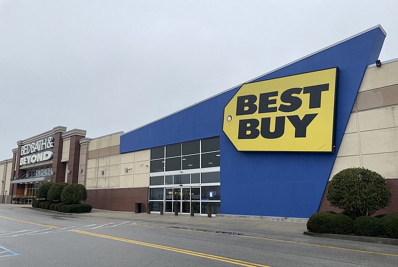 Staff Photo by Dave Flessner / The Best Buy store along Highway 153 in Hixson will close March 4 after 17 years of operation. Best Buy will keep open its other Chattanooga store on Gunbarrel Road near Hamilton Place mall.