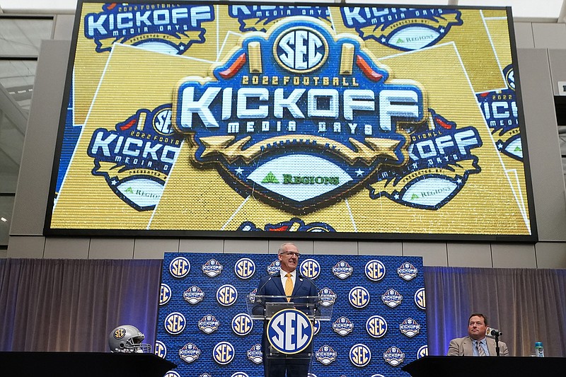 SEC will add Oklahoma, Texas in 2024, a year earlier than planned