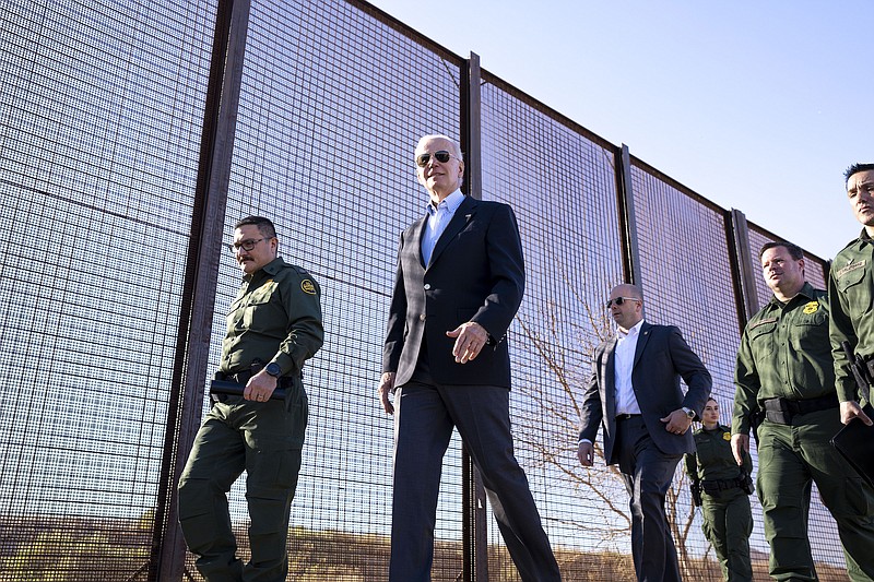Photo/Doug Mills/The New York Times) / President Joe Biden walks with U.S. Border Patrol agents along a stretch of the U.S.-Mexico border in El Paso, Texas, on Sunday, Jan 8, 2023.