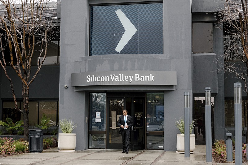 Photo/Jason Henry/The New York Times / FDIC representative Eric Raines walks outside of Silicon Valley Bank headquarters in Santa Clara, Calif., on March 14, 2023. The FDIC named Tim Mayopoulos, a lawyer who had steered several banking and financial technology organizations through tough times, as chief executive of Silicon Valley Bridge Bank.